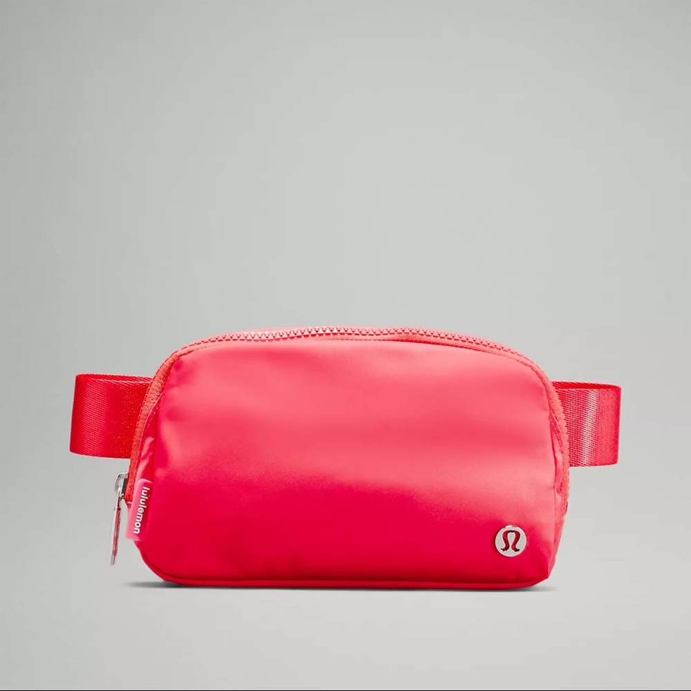 Lululemon Everywhere belt bag pale raspberry